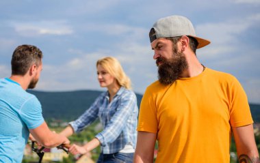 Adam yetişkin arkadaş mutlu aile hayatı hala yalnız. Hipster üzgün yüz çift aşık önünde. Şanssız romantik hayat. Adam hipster yalnız çift arkasından geliyor. Hayatında hiç romantik