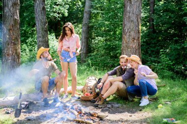 Yaz tatili. Güzel hafta sonu kamp ateşi yakın. Arkadaşlar çiftler tatil veya hafta sonu orman tadını çıkarın. Şirket yetişkin arkadaş kamp ateşi rahatlatıcı. Arkadaşlar boş zaman hafta sonu Orman Doğa arka plan harcamak