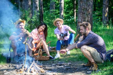 Hafta sonu zammı. Ormandaki şenlik ateşi yakın arkadaşlarıyla piknik. Kamera kontrol fotoğraf rahatlatıcı turistlerle. Yürüyüşçüler ve yürüyüş yeme izlenimi paylaşımı. Zam piknik doğa arka plan sahip şirket