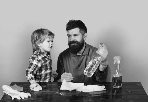 Concept de paternité. Le type à la barbe et à la moustache tient le spray . — Photo