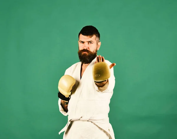 Hombre con barba en kimono blanco sobre fondo verde. —  Fotos de Stock