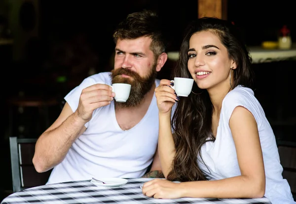 Paar in liefde drankje zwarte espressokoffie in het café. Paar genieten van hete espresso. Zwarte koffie drinken heeft talrijke gezondheidsvoordelen geladen met antioxidanten en voedingsstoffen. Aangename koffiepauze — Stockfoto