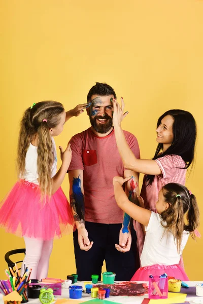 Tempo de família e conceito de arte. Artistas criam obras de arte no corpo dos caras. Meninas, homem e mulher — Fotografia de Stock