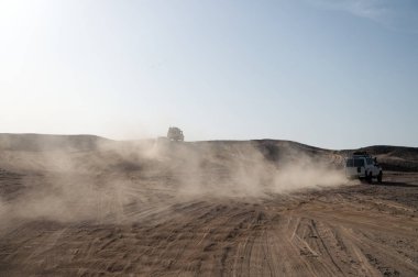 Rekabet yarış challenge çöl. Araba üstesinden kum tepeleri engeller. Toz bulutları ile offroad araba kullanıyor. Offroad araç engelleri çölde yarış. Sonsuz vahşi. Kum çöl yarışı