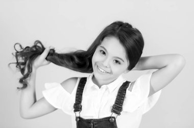 Çocuk sağlıklı esmer saçlı gülümse. siyah ve beyaz mutlu küçük kız