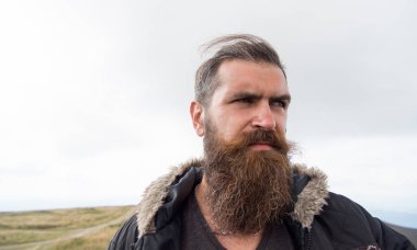 Sakallı yakışıklı ciddi adam dağ tepe üzerinde