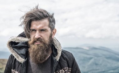 Sakallı yakışıklı ciddi adam dağ tepe üzerinde