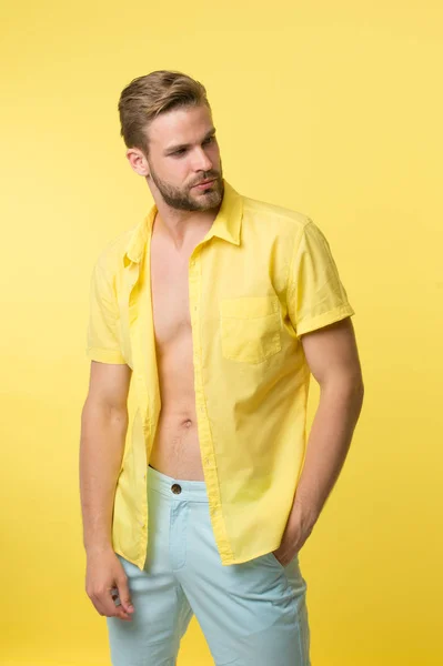 Människan lugn ansikte poserar tryggt gul bakgrund. Killen bär uppknäppt skjorta med slät hud på bröstet. Hårborttagningsförfarande. Klä av dig och skäms inte. Manligt hårborttagningsbröst — Stockfoto