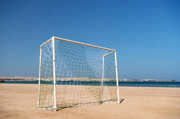 Futbol ya da futbol geçitle kum plaj mavi gökyüzü ve deniz manzara arka plan net. Deniz resort eğlence kavramının. Yaz etkinliği ve spor. Plaj futbol kavak etkinlik. Sakin ol ve iyi eğlenceler — Stok fotoğraf
