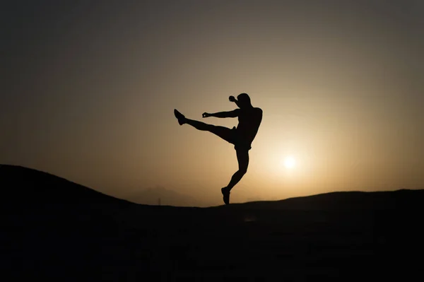 Golpea tu portería. Silueta hombre movimiento saltar delante del fondo del cielo puesta del sol. Motivación diaria. Estilo de vida saludable logros personales metas y éxito. El éxito futuro depende de sus esfuerzos ahora — Foto de Stock