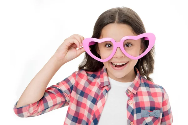 Bela infância. Miúdo feliz adorável sente simpatia. Criança encantador sorriso isolado fundo branco. Os óculos em forma de coração de menina celebram o dia dos namorados. Menina adorável sorridente rosto óculos de coração — Fotografia de Stock