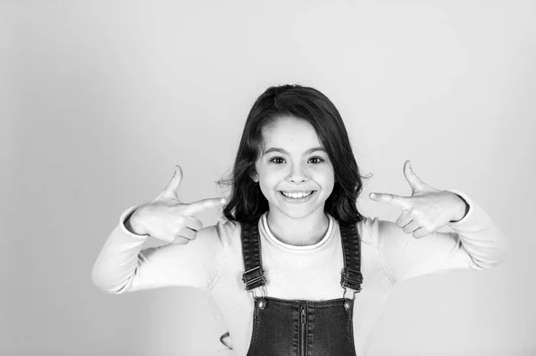 Kleines Mädchen zeigt mit dem Zeigefinger. schwarz-weiß glückliches kleines Mädchen — Stockfoto