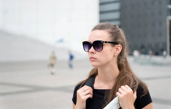 Mädchen mit Sonnenbrille genießen den Blick auf das Stadtzentrum von Paris. Frauen stehen vor urbanen Architekturkopierräumen. Muss man besuchen. Reiseführer für Touristen, um Paris zu erkunden. Backpacker erkunden Stadt — Stockfoto