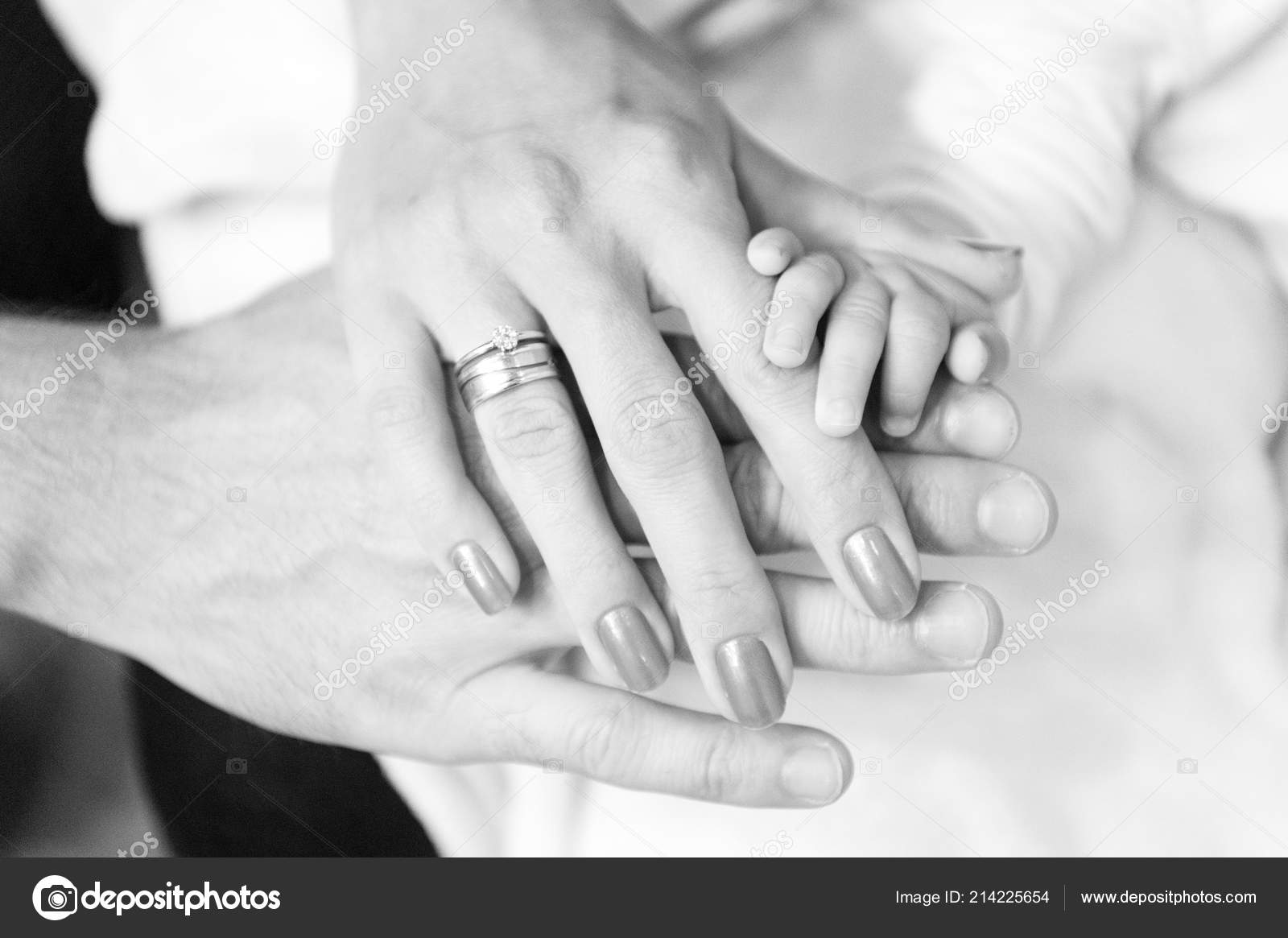 Las Manos Familiares De La Madre Padre Y El Pequeno Bebe Unidad De Apoyo Y Concepto Las Manos Familiares De La Madre Padre Y El Pequeno Bebe Unidad De Apoyo Y Concepto