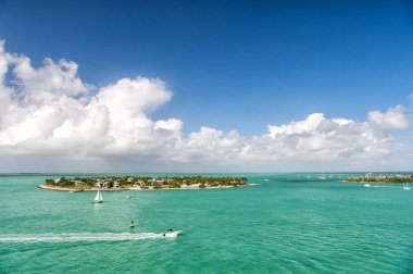 Key West, Florida yeşil ada tarafından yüzen turistik yatlar