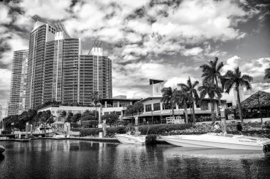 Lüks tekne ve yat görünümünü bir Miami South Beach Marina demirledi. Hayat kavramı ulaşmak. Emlak