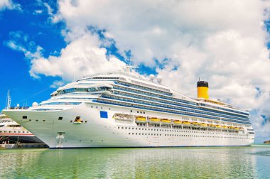 Büyük lüks cruise gemi veya deniz suyu ve bulutlu gökyüzü arka plan liner st limana demirledi. Johns, Antigua
