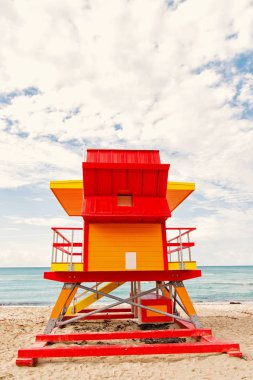 Cankurtaran ev kırmızı, turuncu renkli kumlu plajda, Miami, Florida