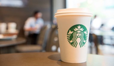 Berlin, Almanya - 31.2017 olabilir: starbucks kahve Kupası kafeterya salonu, kopya alanı. Starbucks ünlü amblemi ile en büyük kahve evi var. paket kahve. mükemmel sabah starbucks ile