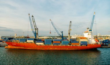 büyük kargo gemisi veya mavna birçok nakliye konteyner ile