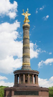 Berlin, Almanya 'nın güneşli yaz gününde Berlin Tiergarten' deki zafer köşesi. Turistler için gidilecek yer. Almanya 'nın tarihi yeri ve mimarisi, Berlin. Berlin 'de zafer sütunları