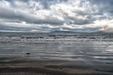 reykjavik, İzlanda'arka plan kıyısında dağ ile dramatik deniz manzarası. deniz ve bulutlu gökyüzü manzarası. Yolculuk tutkusu veya seyahat ve macera. Reykjavik güzel doğa. İzlanda manzara.
