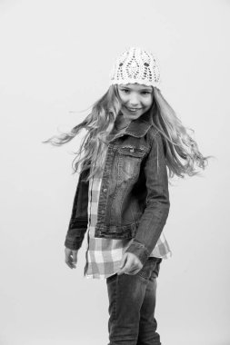 Kot elbiseli kız, şapka, turuncu arka planda ekose gömlek.