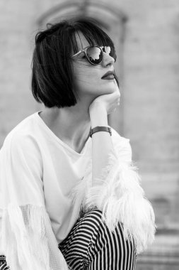 Paris, Fransa 'da tipik bir Fransız meydanında güzel bir genç kadın poz veriyor..