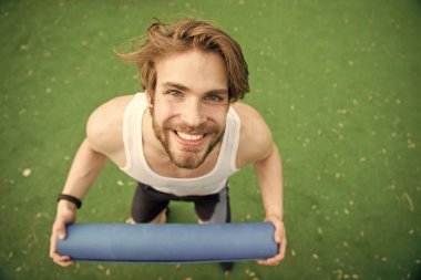 kas vücut yoga ya da fitness mat holding ile mutlu adam