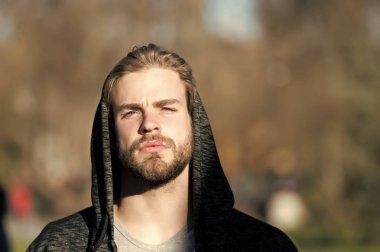 Kapüşonlu, güneşli açık hava, spor modası