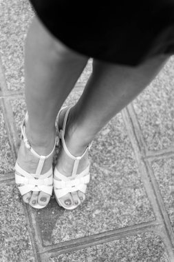 Paris, Fransa 'da yüksek topuklu ayakkabılar içinde seksi bacaklar. Gri asfalt üzerinde pedikür yapan bir kadın. Moda, güzellik, tarz, moda. Pedikür, tırnaklar, ayak parmakları