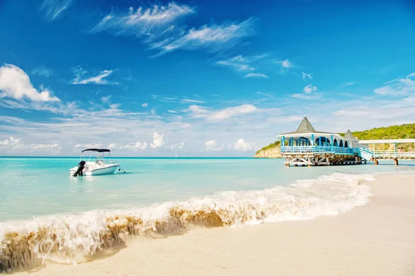 Barco a motor, iate na água, café em St. John, Antigua Bay — Fotografia de Stock