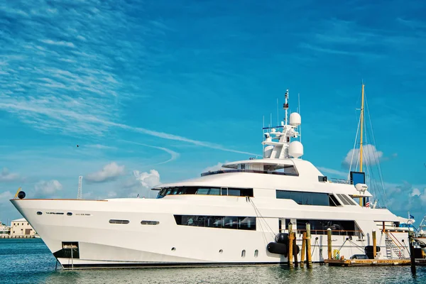 Yate, barco en la bahía en el agua, Key West Florida, EE.UU. — Foto de Stock