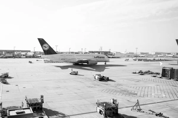 Aviación y transporte. Lufthansa Airbus, jet airliner, avión o avión de pasajeros grandes en el aeropuerto. Viajando por aire. Vacaciones, ansia de viajar, viaje — Foto de Stock