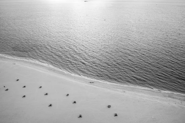 Spiaggia sul mare, vista aerea. Spiaggia di sabbia e acqua blu vista dall'alto. Concetto vacanza estiva. Vagabondaggio, viaggio, viaggio. Avventura, scoperta, viaggio . — Foto Stock