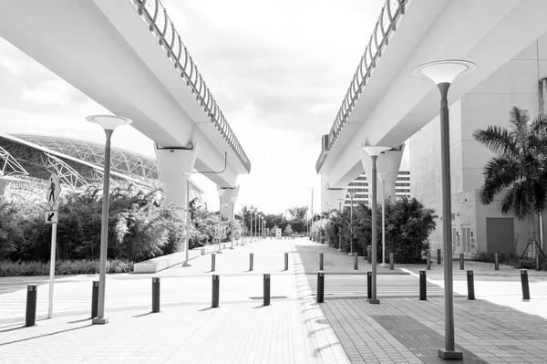 Οδογέφυρα δομές στο κέντρο της πόλης περιοχή του Μαϊάμι, ΗΠΑ. Αερογέφυρα ή γέφυρα σιδηροδρόμων δρόμος σε ηλιόλουστο εξωτερική. Δομή και κατασκευαστικό σχεδιασμό. Σύστημα Metrorail και μεταφορά — Φωτογραφία Αρχείου