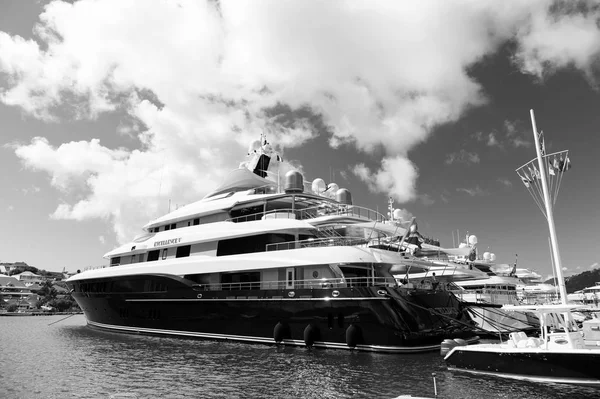 Gustavia, st.barts - 25 de enero de 2016: transporte de agua y embarcación. Yates anclados en muelle de mar en la playa tropical. Yates, viajes de lujo en yate. Vacaciones de verano en isla wanderlust — Foto de Stock