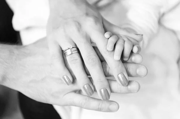 Mãos de família de pai mãe e bebê pequeno. Conceito de apoio e proteção da unidade. Dia das mães ou dos pais. Família ama uma confiança — Fotografia de Stock