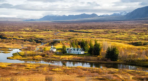 Düz thingvellir milli park alanında reykjavik İzlanda altın daireye girer. nehir, kilise, ile kırsal dağ manzarası İzlanda'daki ev sahipliği yapmaktadır. iyi tatiller. mükemmel sabah. — Stok fotoğraf
