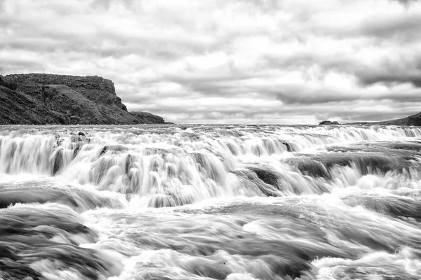 Rapide fluviali a Reykjavik, Islanda. Flusso d'acqua. L'acqua cade sul cielo nuvoloso. Velocità e turbolenza. Paesaggio naturale selvaggio. Wanderlust e vacanza — Foto Stock