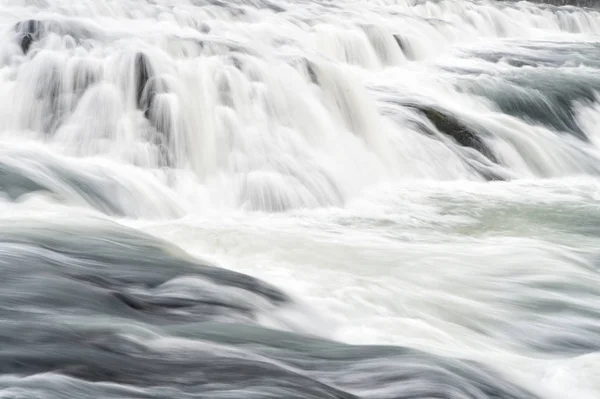 Gullfoss es más grande cascada entra en iceland círculo de oro. gaviotas cascada en iceland, reykjavik. reykjavik hvita ríos rápidos en iceland. vagabundeo y vacaciones. cascada de gullfoss en el cañón —  Fotos de Stock