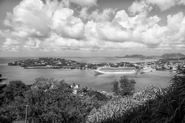 Castries, Santa Lucía - 26 de noviembre de 2015: Ciudad y barcos en puerto con paisaje montañoso. Cruceros en el mar en el cielo nublado. Vacaciones de verano en la isla. Viaje de lujo en barco, transporte acuático —  Fotos de Stock