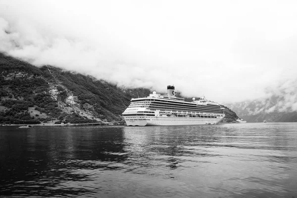 Nave da crociera nel fiordo norvegese. Passeggeri attraccati in porto. Destinazione di viaggio, turismo. Avventura, scoperta, viaggio. Vacanza, viaggio, vagabondaggio . — Foto Stock