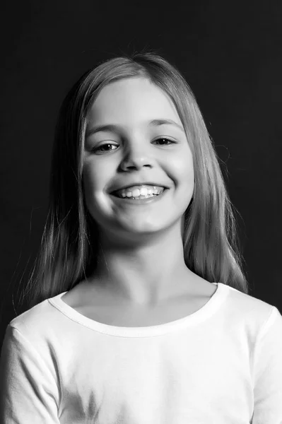 Chica Con Sonrisa Cara Linda Sobre Fondo Oscuro Belleza Mira — Foto de Stock
