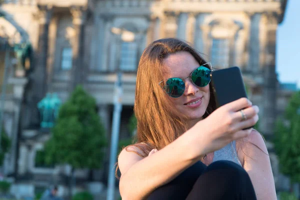 Κορίτσι κάνει selfie φωτογραφία στο smartphone στη Γερμανία κοντά στον καθεδρικό ναό του Βερολίνου. μοντέρνο κορίτσι της ζωής με smartphone. Βερολίνο καθεδρικός τόπος προορισμού για τους τουρίστες. Λατρεύω τη σέλφι. λήψη φωτεινών στιγμών. — Φωτογραφία Αρχείου