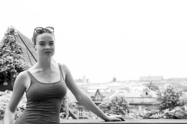 Γυναίκα με σέξι γιλέκο στο Κρακοβία, Πολωνία. Αισθησιακή γυναίκα στέκεται στο αστικό τοπίο στον λευκό ουρανό. Περιπλάνηση περιπέτεια και να ανακαλύψουν. Διακοπές και ταξίδια. Καλοκαιρινή μόδα και στυλ έννοια, αντίγραφο χώρου — Φωτογραφία Αρχείου