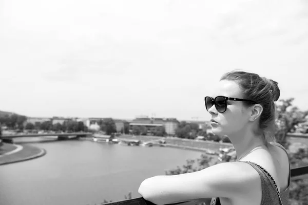 Mujer mira el río Vístula en Krakow, Polonia. Mujer sensual en gafas de sol en día soleado. Concepto vacaciones de verano. Wanderlust, viajar y descubrir — Foto de Stock