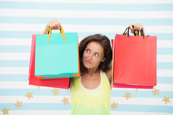 幸せな買い物だ。ショッピングバッグを販売している驚きの女の子、コピースペース。eコマースマーケティングとインターネット注文の購入。クレイジーなショパオリックの小売療法。夏の販売のための特別オファー. — ストック写真