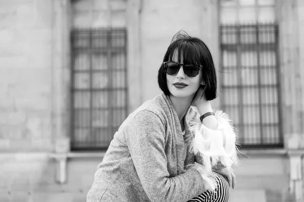 Mujer de cabello moreno, labios rojos, maquillaje, belleza. Mujer sensual en gafas de sol posan en París, Francia, la moda. Moda, accesorio, moda. Belleza, mira, maquilla. Cuidado de la piel, peinado, estilo — Foto de Stock