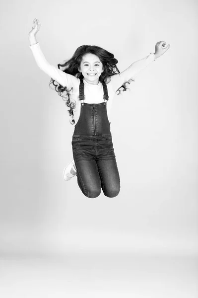 Criança feliz em jeans salto geral, moda — Fotografia de Stock